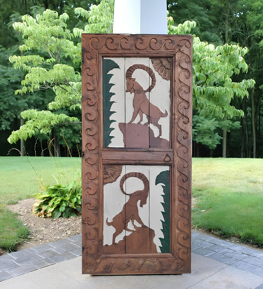 rustik tarzda kemerli masif ahşap kapı. Keçi Figürlü Ahşap Sürgülü Kapı