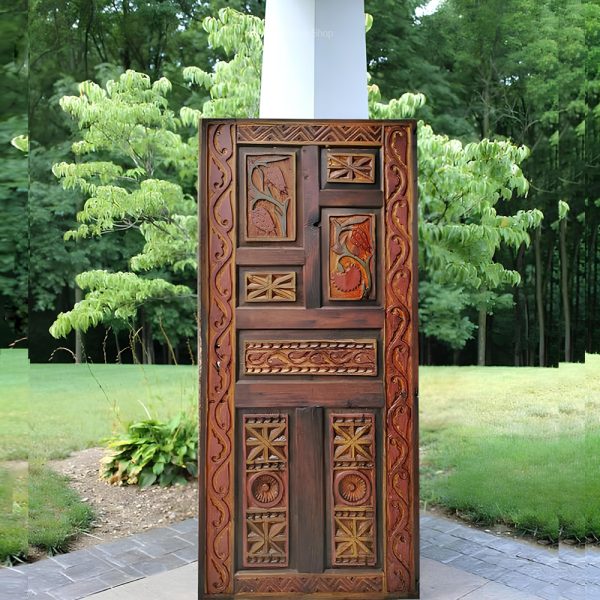 Klasik çizgilerde doğal ahşap dokulu ahır kapısı modeli