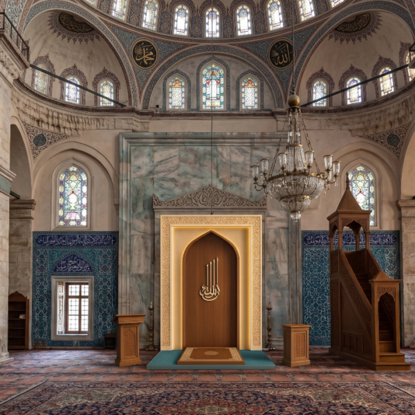 Modern Ahşap Mihrap ve Minber Seti – LED Aydınlatmalı Cami İç Mekân Tasarımı