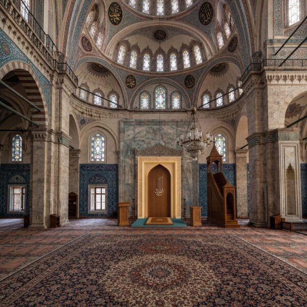 Modern Ahşap Mihrap ve Minber Seti – LED Aydınlatmalı Cami İç Mekân Tasarımı