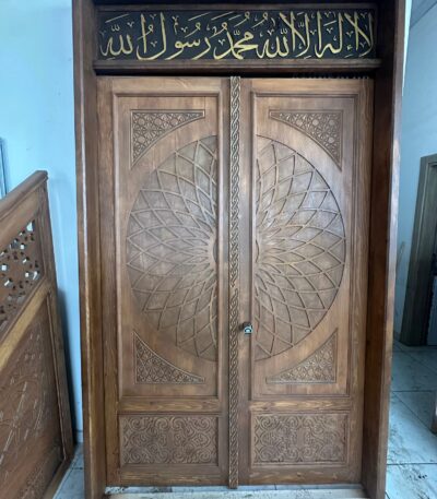 El İşçiliği Ahşap Cami Kapısı – Hat Sanatlı ve Motifli Özel Tasarım