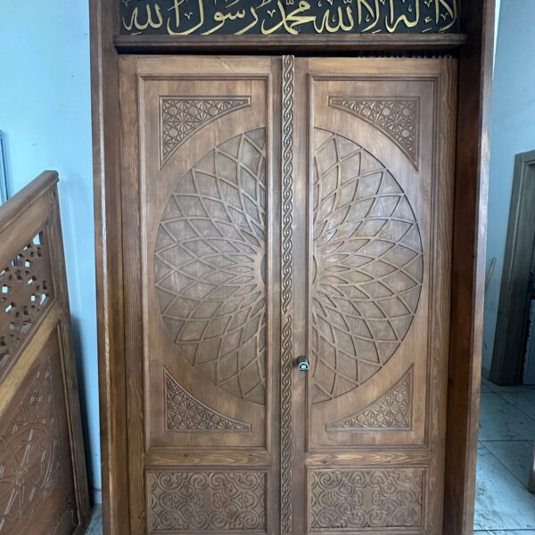 El İşçiliği Ahşap Cami Kapısı – Hat Sanatlı ve Motifli Özel Tasarım