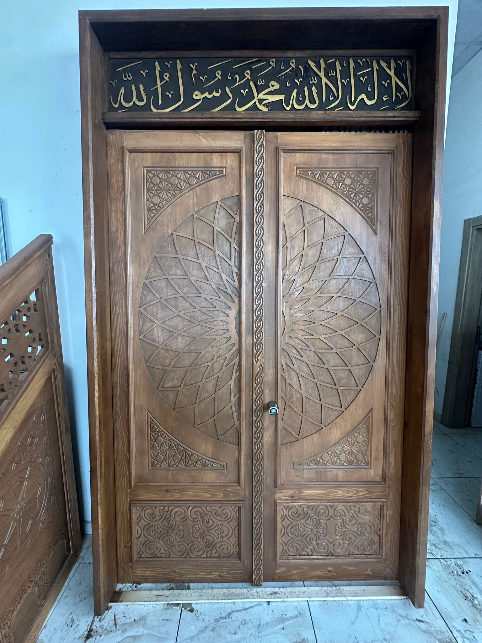 El İşçiliği Ahşap Cami Kapısı – Hat Sanatlı ve Motifli Özel Tasarım El İşçiliği Ahşap Cami Kapısı – Hat Sanatlı ve Motifli Özel Tasarım