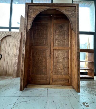 El İşçiliği Kemerli Ahşap Cami Kapısı – Geleneksel Oyma Motifli Özel Tasarım