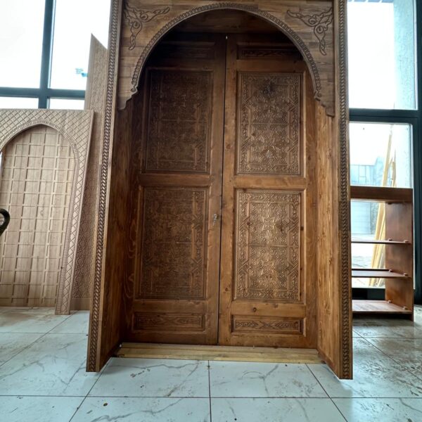 El İşçiliği Kemerli Ahşap Cami Kapısı – Geleneksel Oyma Motifli Özel Tasarım