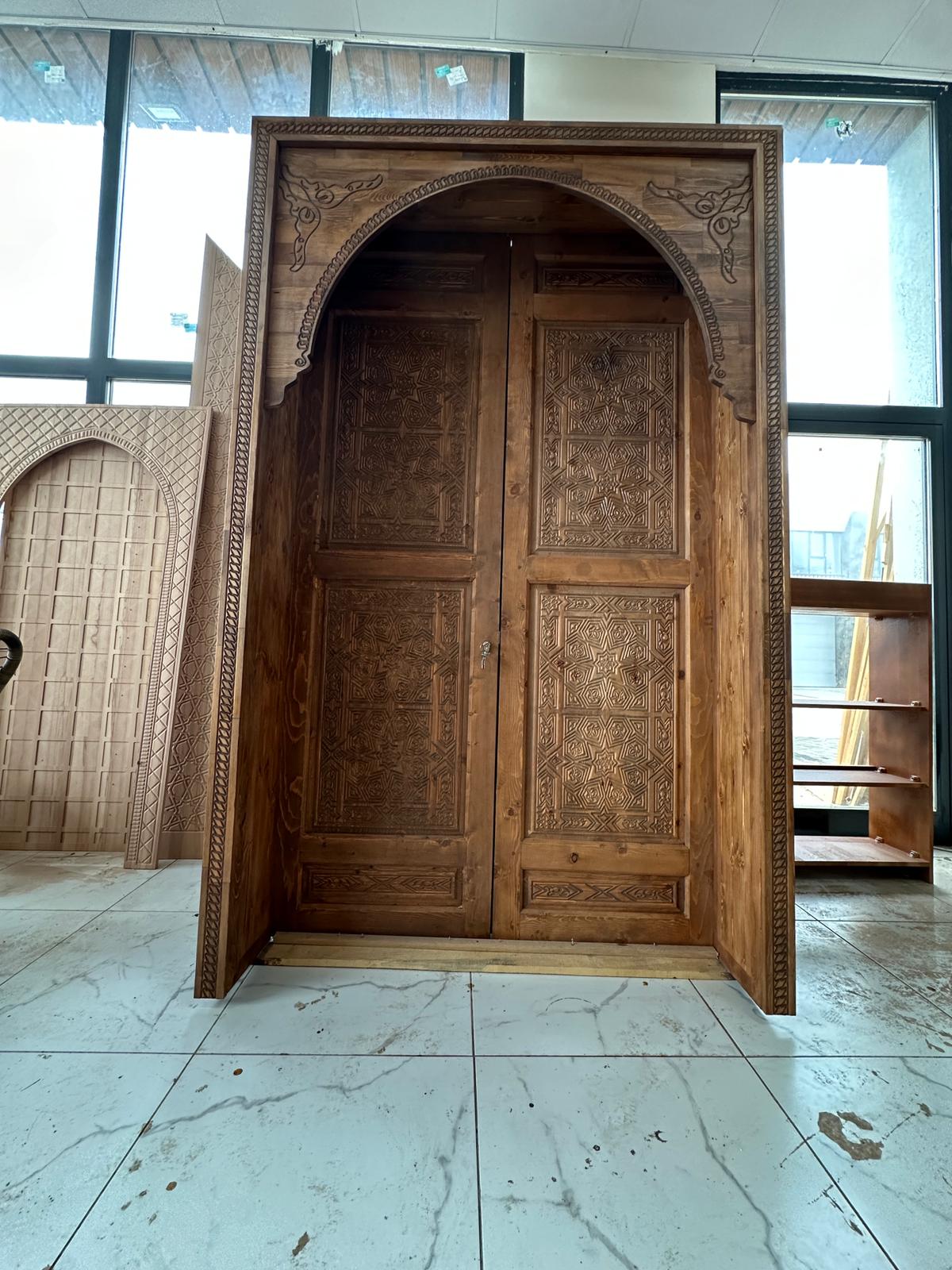 El İşçiliği Kemerli Ahşap Cami Kapısı – Geleneksel Oyma Motifli Özel Tasarım El İşçiliği Kemerli Ahşap Cami Kapısı – Geleneksel Oyma Motifli Özel Tasarım