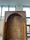 El İşçiliği Kemerli Ahşap Cami Kapısı – Geleneksel Oyma Motifli Özel Tasarım