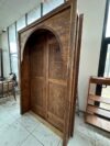 El İşçiliği Kemerli Ahşap Cami Kapısı – Geleneksel Oyma Motifli Özel Tasarım