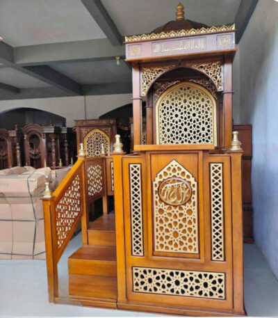 El İşçiliği Ahşap Cami Minberi – Oymalı Desenli Cami Minberi (Klasik Tasarım)