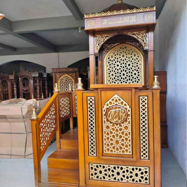 El İşçiliği Ahşap Cami Minberi – Oymalı Desenli Cami Minberi (Klasik Tasarım)